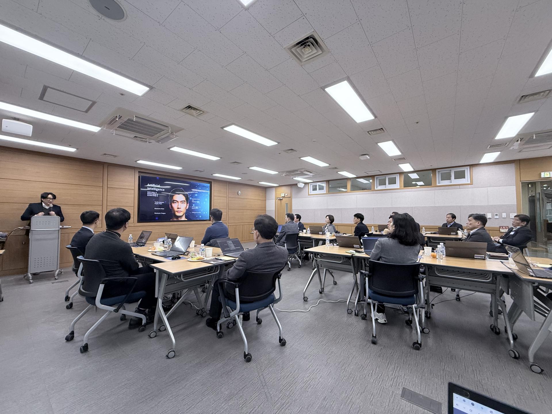 실습 중인 참석자들